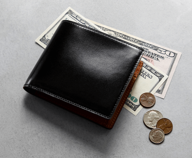 二つ折り財布のメリット：小銭が出しやすい