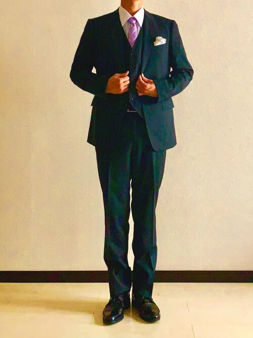 黒のスーツ×黒のベスト×白のシャツ×ピンクのネクタイ