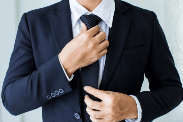 結婚式のお呼ばれで男性の服装のマナーを紹介！スーツ・シャツ・ネクタイはどんなアイテムを使うべき？