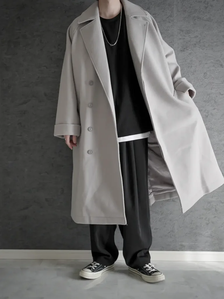黒のカットソー×グレーのチェスターコート×白のカットソー×黒のスラックス