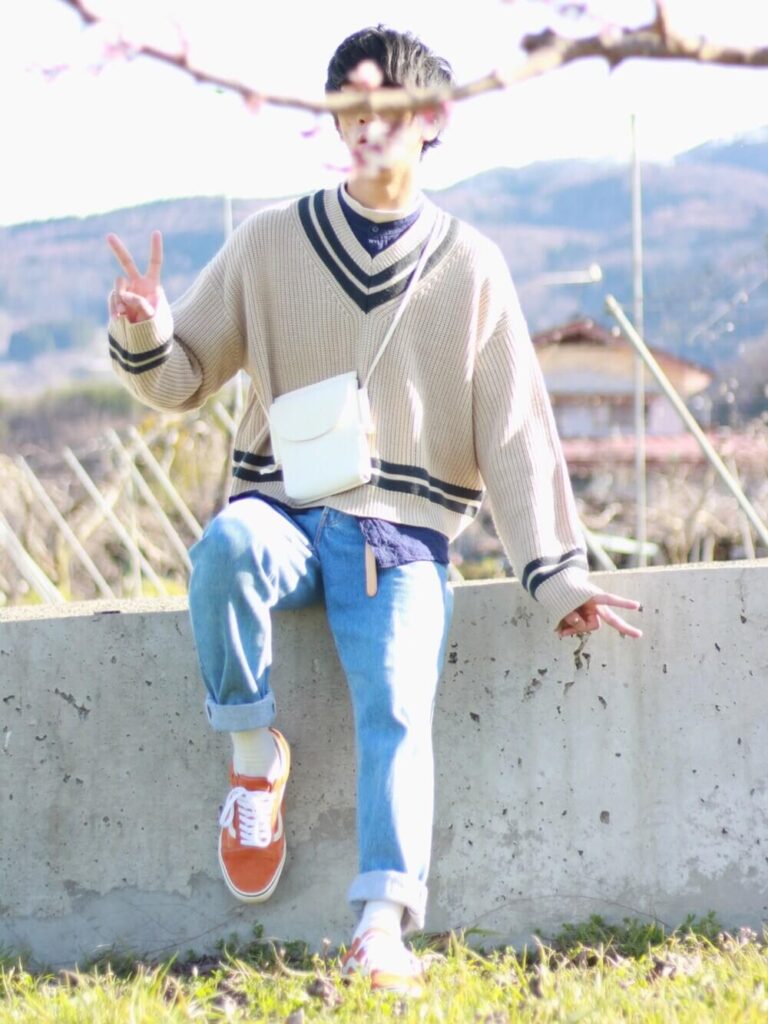 ネイビーのバンドカラーシャツ×デニムパンツ×オレンジスニーカー