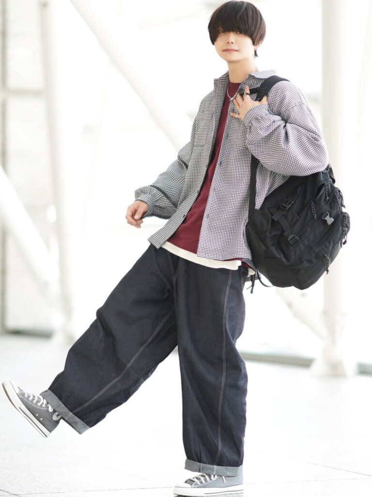 赤のカットソー×チェックのシャツ×ワイドデニムパンツ×グレーのスニーカー
