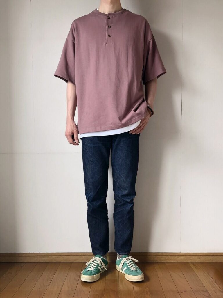 ピンクのカットソー×デニムパンツ×スニーカー