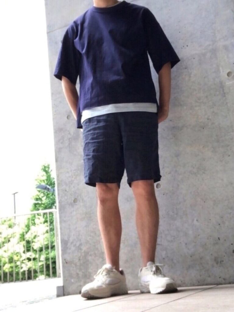 ネイビーのカットソー×ネイビーのショートパンツ×白スニーカー