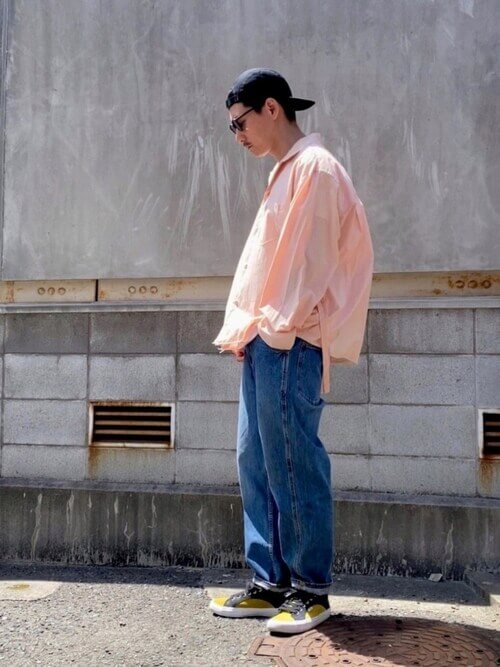 デニム×スニーカー×キャップ×ピンクのシャツのメンズコーデ