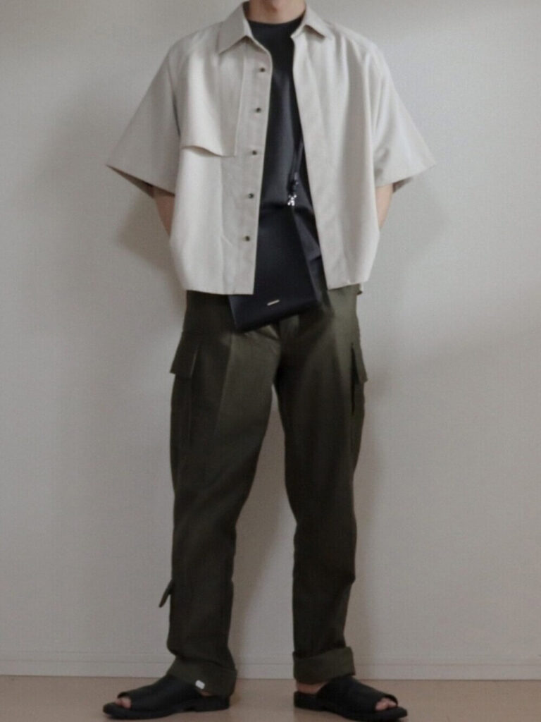 グレーのカットソー×ベージュのジャケット×カーキのパンツ×黒のサンダル