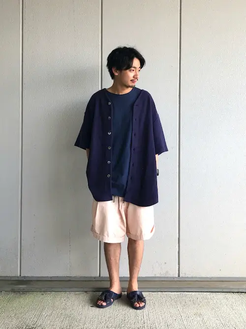 ネイビーのサマーニット×ネイビーのTシャツ×ピンクのハーフパンツ×サンダル