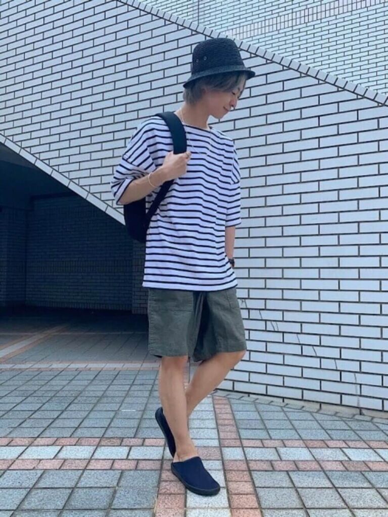 ネイビーのスリッポン×ボーダーT×グリーンのハーフパンツ×バケットハット