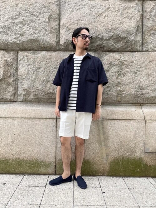 ネイビーのスリッポン×オープンカラーシャツ×ボーダーT×白のショートパンツ
