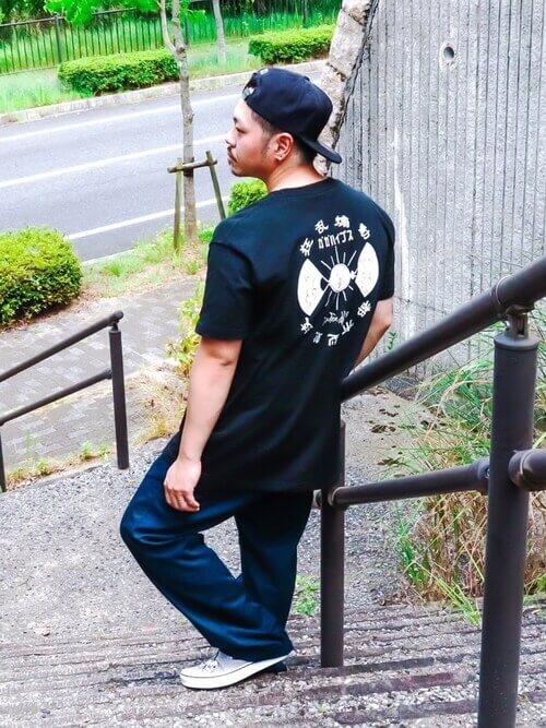 グレーのスリッポン×バックプリントT×ワイドパンツ×キャップ