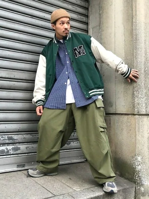 緑スタジャン×チェックシャツ×ワイドカーゴパンツ×スニーカー×ニット帽