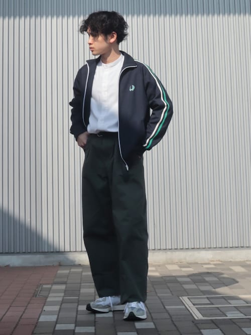 トラックジャケット×白のバンドカラーシャツ×グリーンのワイドパンツ×スニーカー