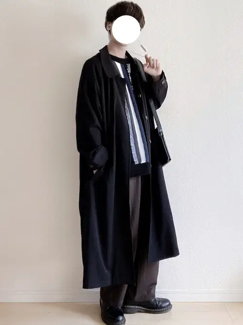 黒のステンカラーコート×ストライプ柄ニットベスト×ワイドスラックス×ドレスシューズ