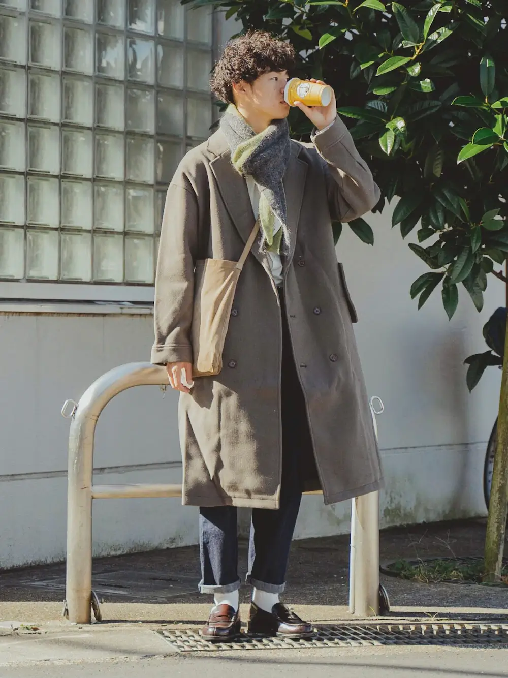 緑のマフラー×グレーのチェスターコート×白のカットソー×デニムパンツ×ブラウンのローファー