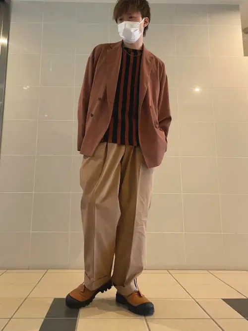ピンクテーラードジャケット×ストライプニット×ベージュのワイドパンツ×スニーカー