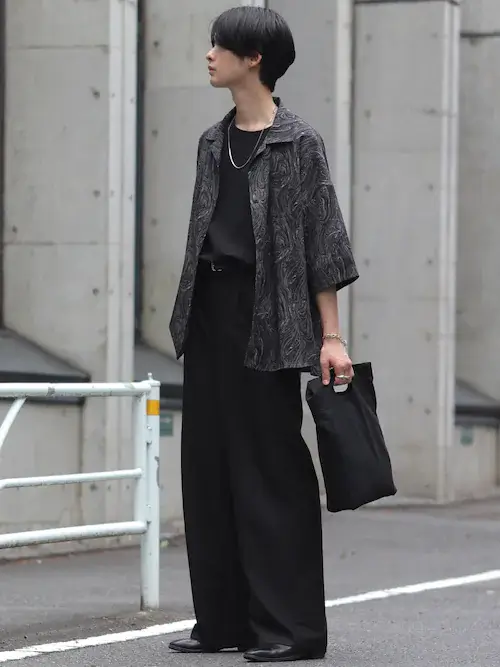 黒シャツ×黒T×黒ワイドスラックス×ドレスシューズ