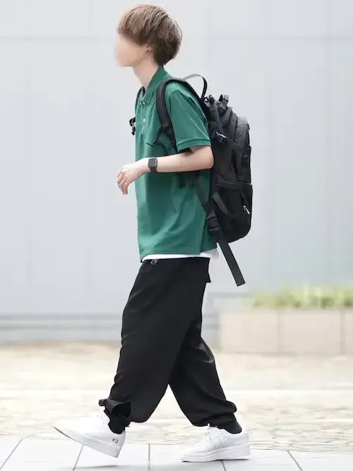 緑ポロシャツ×黒のワイドジョガーパンツ×白スニーカー