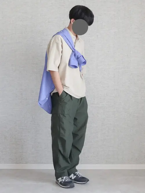ベージュのポロシャツ×カーキのカーゴパンツ×スニーカー×たすき掛けシャツ