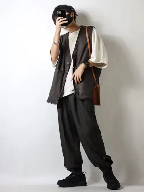 白のサマーニット×ジレ(ベスト)×ワイドイージーパンツ×黒スニーカー