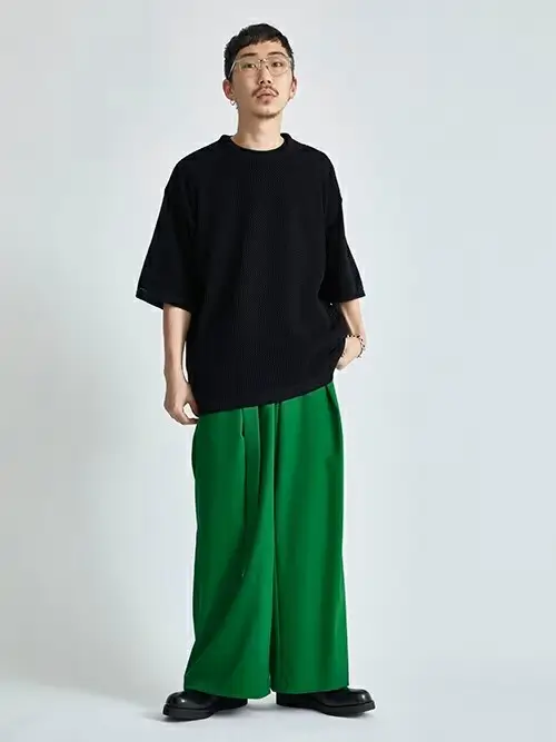 黒サマーニット×グリーンのカラーパンツ×ドレスシューズ