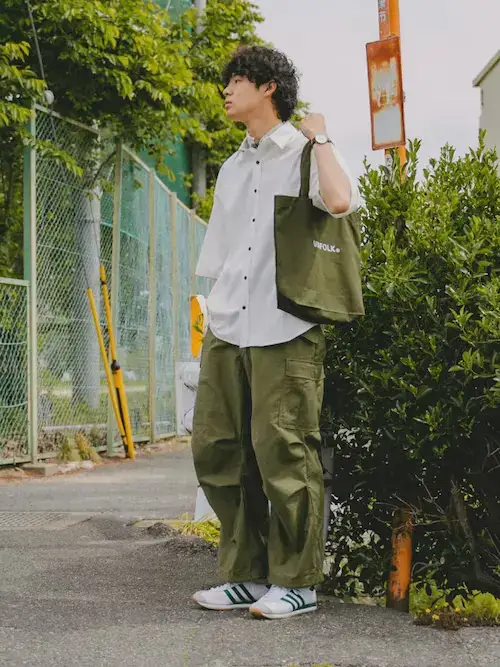 半袖シャツ×ワイドカーゴパンツ×白スニーカー