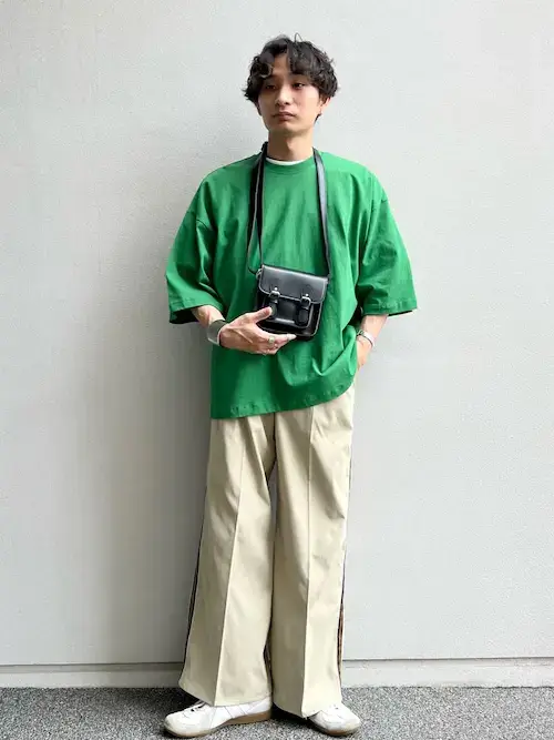 緑Tシャツ×ベージュのサイドラインパンツ×白スニーカー