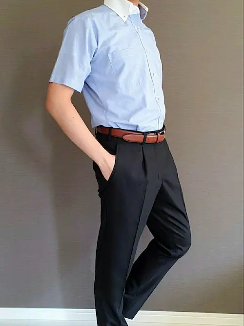 カラー切り替え半袖ワイシャツ×黒スラックス×茶色ベルト